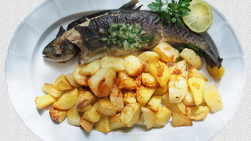 Baked trout with potatoes (does not show za’atar). Credit: Petar Milošević via Wikimedia Commons.
