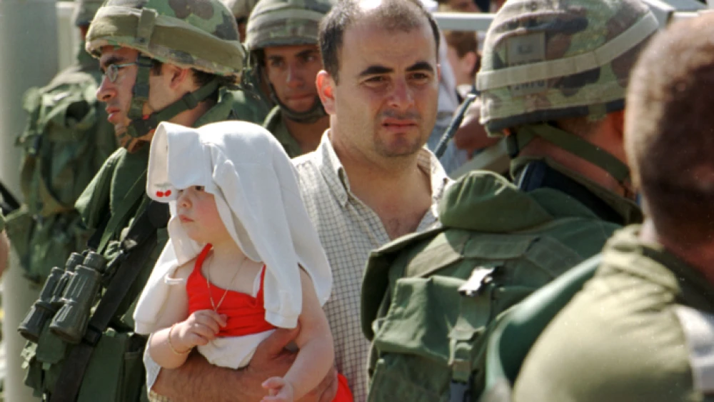 Israeli military forces and Lebanese refugees during Israel's withdrawal from Lebanon on May 29, 2000. Photo by Flash90.