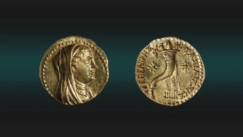 Both sides of the rare gold coin of an Egyptian queen discovered in Jerusalem. Credit: Eliyahu Yanai