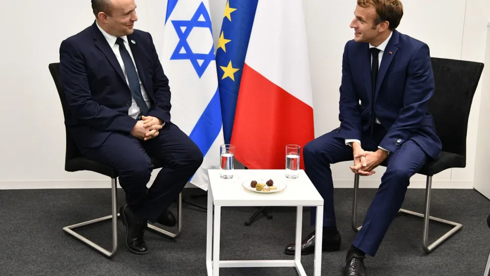 Israeli Prime Minister Naftali Bennett andh French President Emmanuel Macron at the U.N. Climate Change Conference in Glasgow, Scotland, Nov. 1, 2021. Credit: Haim Zach/GPO.