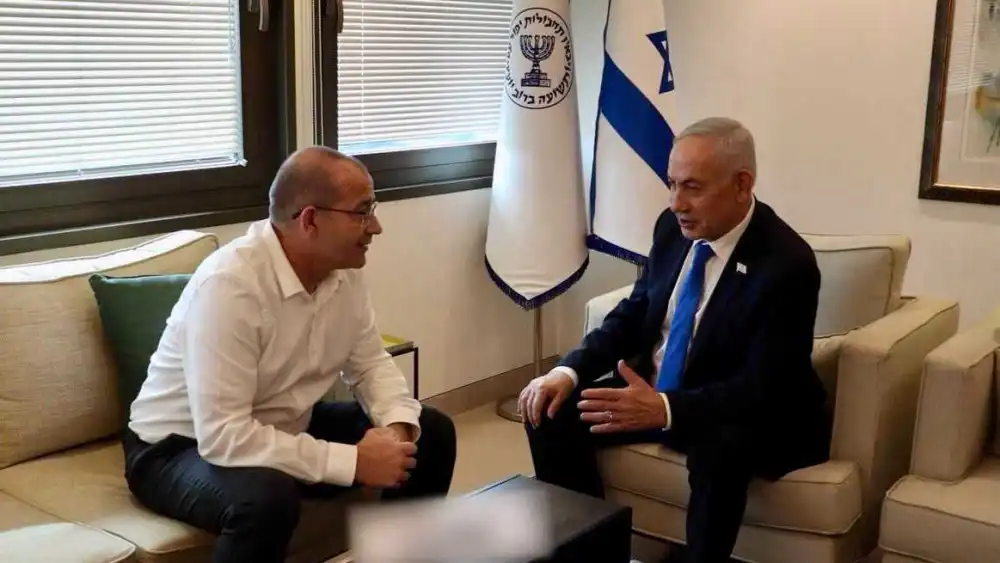 Director General of the Mossad Roman Gofman (left) and Prime Minister Benjamin Netanyahu meet at the Mossad headquarters on June 17, 2026. Credit: courtesy.