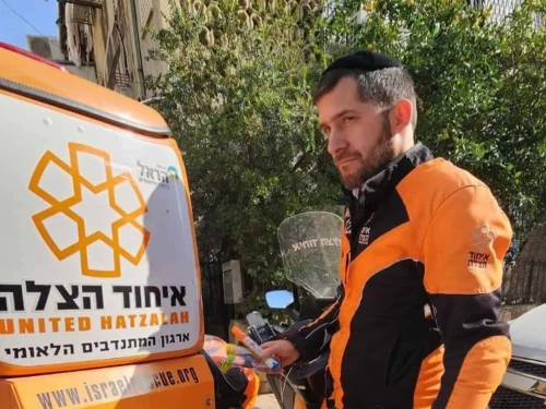 A United Hatzalah volunteer medic treats a patient during an emergency response in Israel. Credit: United Hatzalah.