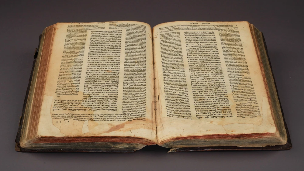 A volume of the Talmud at the Jewish Museum of Switzerland in Basel, Nov. 2, 2017. The volume brings together parts from the first two Talmud prints by Daniel Bomberg and Ambrosius Froben. The pages shown are from Tractate Eruvin, Pages 35a (left) and 34b (right). Credit: LGLou/Creative Commons via Wikimedia Commons.