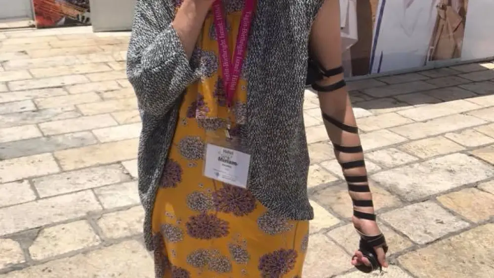Birthright participant Yana Kozukhin wears tefillin in Jerusalem. Credit: Courtesy.