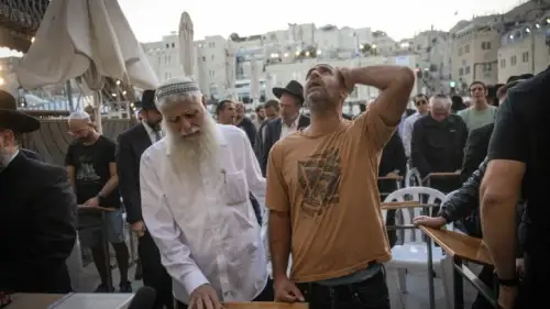 Avichai Brodtz, whose wife and three children were abducted by Hamas, and Shmuel Rabinowitz, the rabbi of the Western Wall, pray for the release of people held hostage, at the Western Wall in Jerusalem, October 19, 2023. Photo by Chaim Goldberg/Flash90.