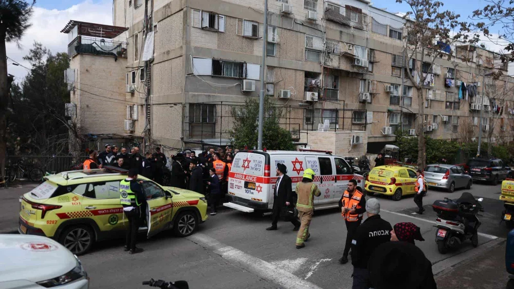 Emergency services arrive at the unlicensed daycare center where two babies died, Jerusalem, Jan. 19, 2026. Photo by Chaim Goldberg/Flash90.