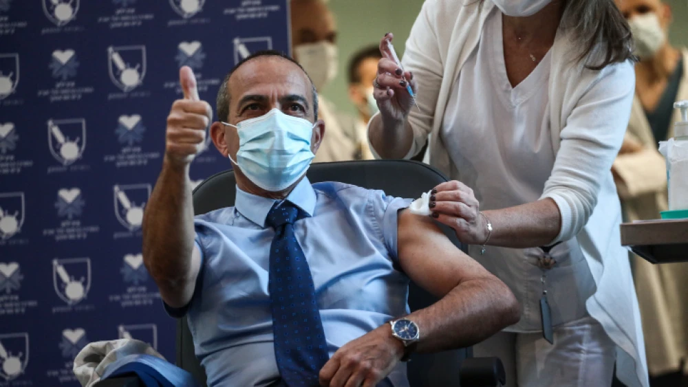 Ronni Gamzu, CEO of Tel Aviv Sourasky Medical Center and Israel’s former National Coronavirus Project Coordinator, receives a COVID-19 vaccine at Tel Aviv Sourasky Medical Center (Ichilov) on Dec. 20, 2020. Photo by Miriam Alster/Flash90.