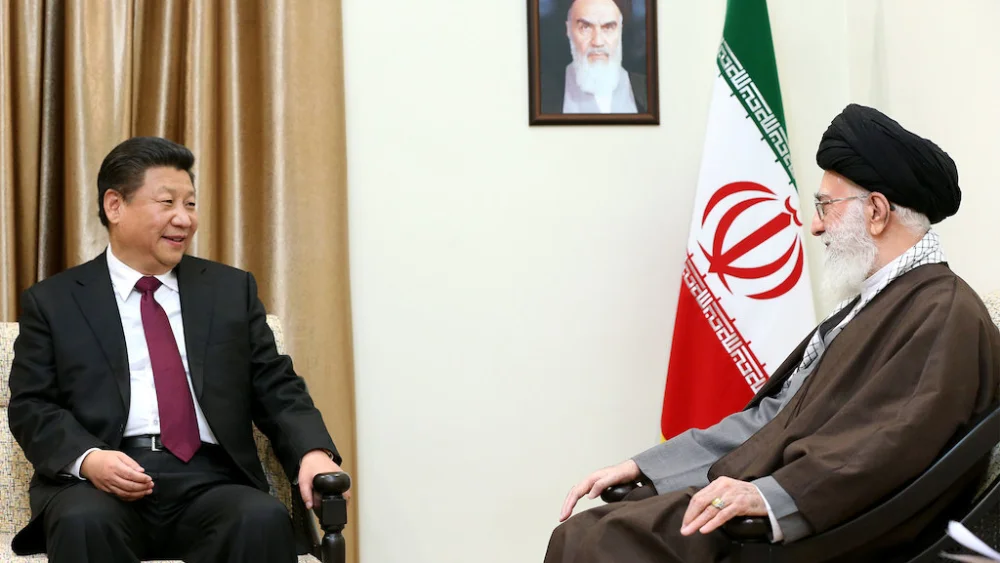 Chinese President Xi Jinping with Iranian leader Ayatollah Ali Khamenei in 2016. Photo: Official Khamenei website via Wikimedia Commons.