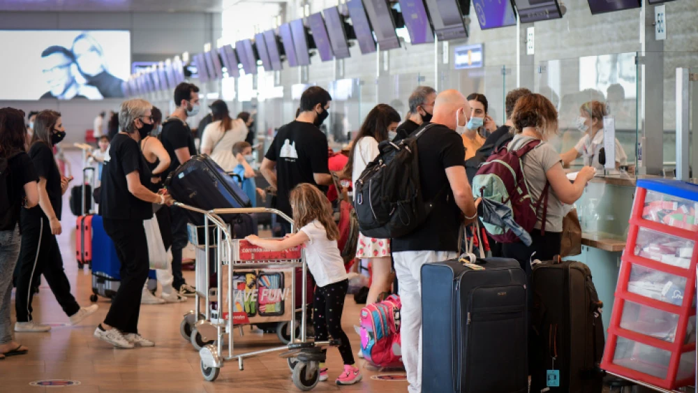 Passengers at Ben Gurion International Airport on Sept. 24, 2020, during a nationwide lockdown due to the COVID-19 pandemic. Photo by Avshalom Sassoni/Flash90.