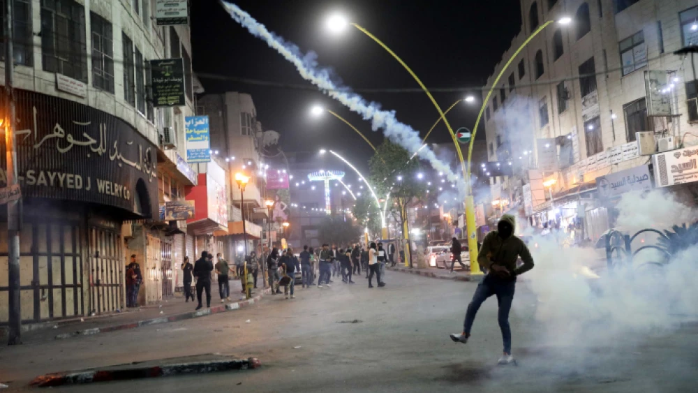 Palestinians clash with Israeli soldiers in Hebron on April 17, 2022. Photo by Wisam Hashlamoun/Flash90.
