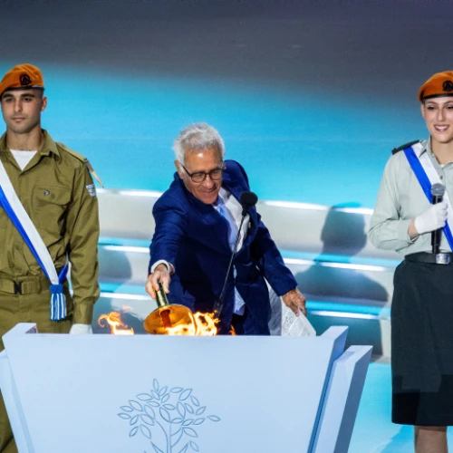 Sylvan Adams lights a torch during the rehearsal for the Independence Day ceremony at Mount Herzl in Jerusalem, April 23, 2023. Photo by Yonatan Sindel/Flash90.