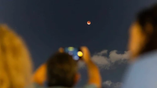 Israeli families enjoy activities and watch a lunar eclipse, also known as a ״blood moon״, at the Planetanya in Netanya, August 7, 2025. Photo by Dor Pazuelo/Flash90 *** Local Caption *** ירח ליקוי ירח זריחה גדול פלנתניה נתניה