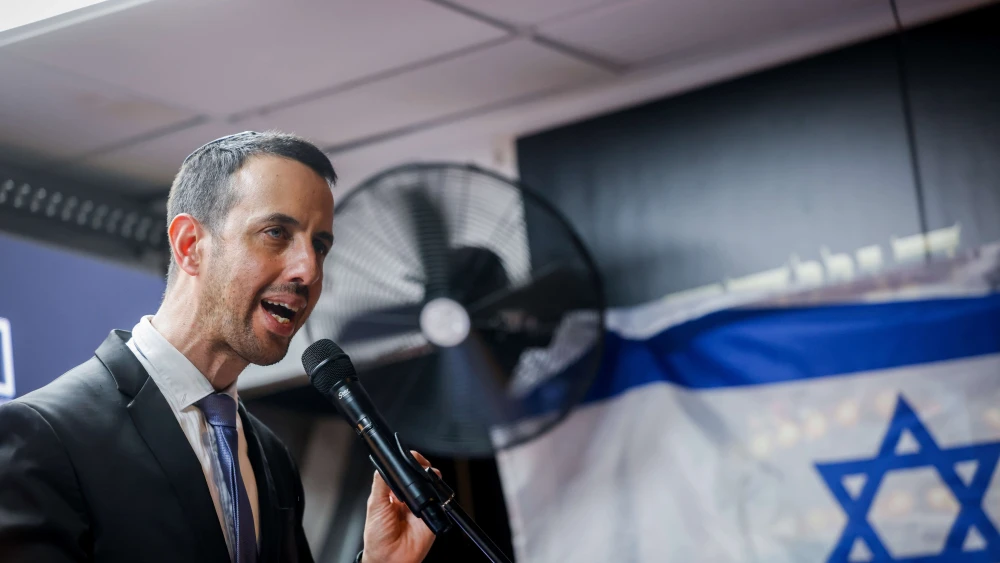 MK Ariel Kallner speaks during a protest in support of Israeli Prime Minister Benjamin Netanyahu and the continuation of fighting in the Gaza Strip, July 21, 2024. Photo by Chaim Goldberg/Flash90.