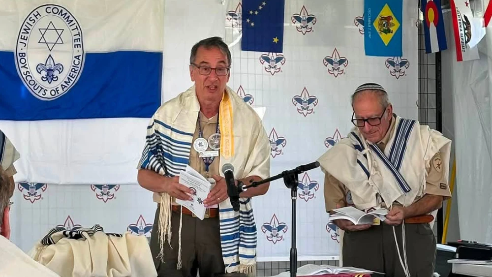 Ricky Mason (left), Scouting America’s chairman of the board, with with Cantor Neil Schwartz, speaks at Shabbat-morning services at the National Jamboree, sponsored by National Jewish Committee on Scouting in Glen Jean, W. Va., which was held from July 22 to 31, 2026. Photo by Steve Silbinger.