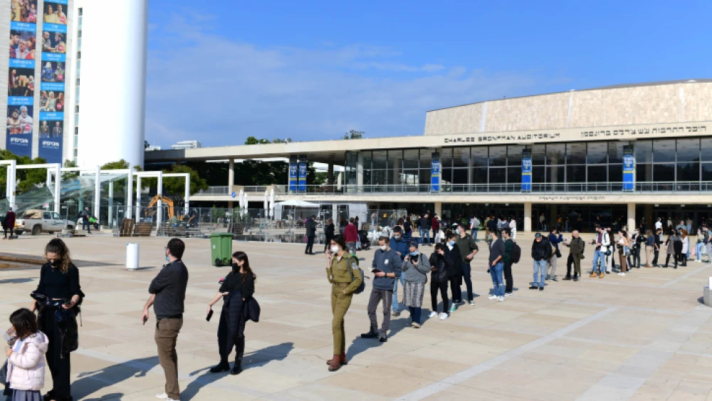 People standing in line for a COVID-19 antigen test in Tel Aviv, Jan. 4, 2022. Photo by Tomer Neuberg/Flash90.