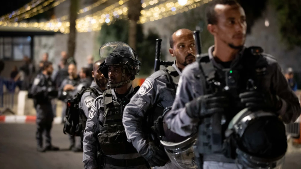 Israeli Border Police stand guard near Damascus Gate in Jerusalem on April 18, 2021. Photo by Yonatan Sindel/Flash90.