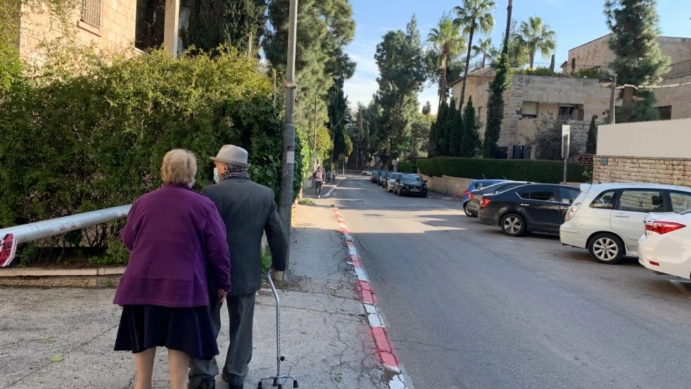 An elderly couple on Ibn Ezra Street in Jerusalem. Photo by Tess Levy.