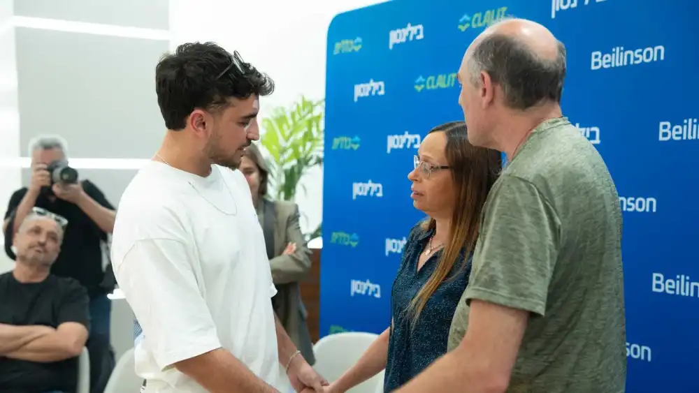 Parents of fallen soldier Sgt. First Class Guy Ludar, Nir and Hagit, meet at Beilinson Hospital on May 17, 2026, Lt. Shily Leibovitch, who received a cornea transplant from their son. Credit: Clalit-Beilinson Spokesperson’s Office.