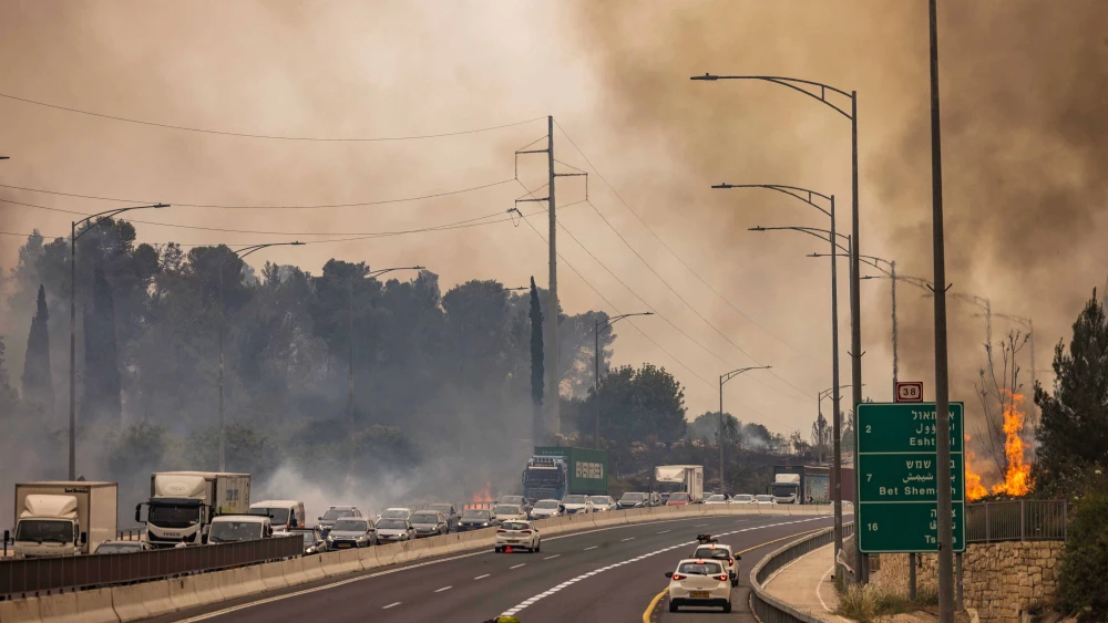 A large fire rages near Moshav Eshtaol, northeast of Beit Shemesh, on April 23, 2025. Photo by Chaim Goldberg/Flash90.