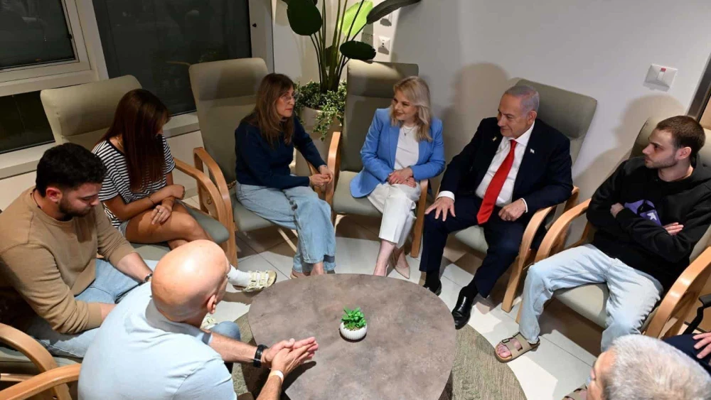 Prime Minister Benjamin Netanyahu and Sara Netanyahu meet with returned hostages at Beilinson Hospital, Oct. 14, 2025. Photo by Avi Ohayon/GPO.