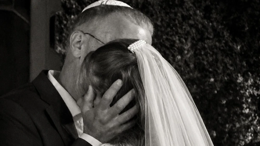 Rabbi Leo Dee embraces his daughter Tali at her marriage on August 30, 2026. Credit: Courtesy.