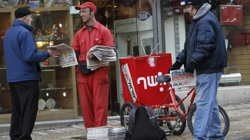 Distribution of the free newspaper Israel Hayom on Ben Yehuda Street in Jerusalem. Credit: Miriam Alster/Flash90.