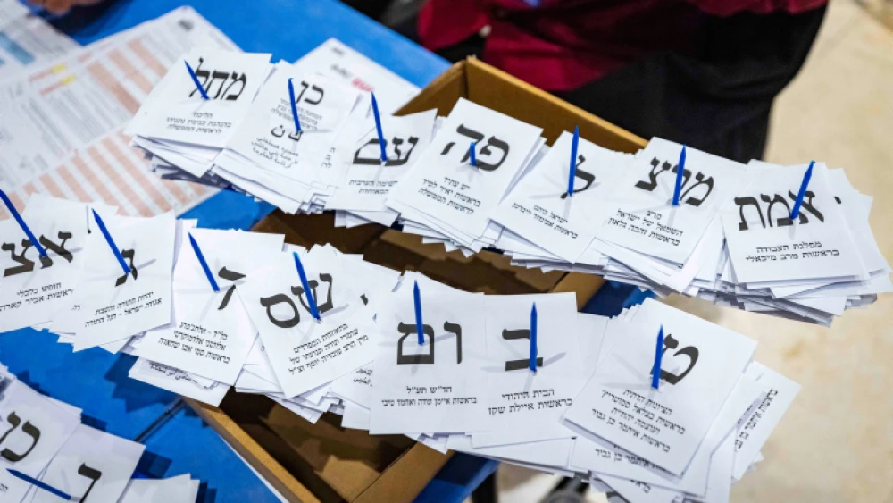 Central Election Committee workers count the remaining ballots at the Israeli parliament in Jerusalem, after the general elections, on Nov. 3, 2022. Photo by Olivier Fitoussi/Flash90.