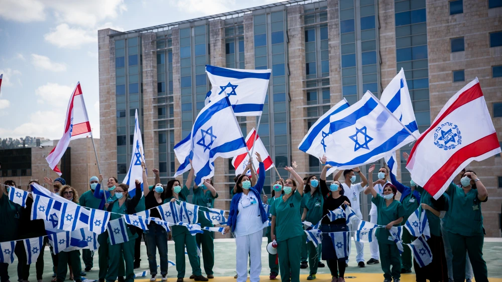 Hadassah Ein Kerem Medical team cheer an Israeli airforce acrobatic team flies over Hadassah Ein Kerem hospital in Jerusalem on Israel's 72nd Inependence Day on April 29, 2020. Photo by Yonatan Sindel/Flash90