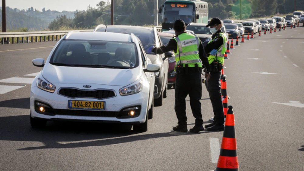 Israeli police guard at a roadblock near Jerusalem on April 28, 2020. Photo by Nati Shohat/Flash90.