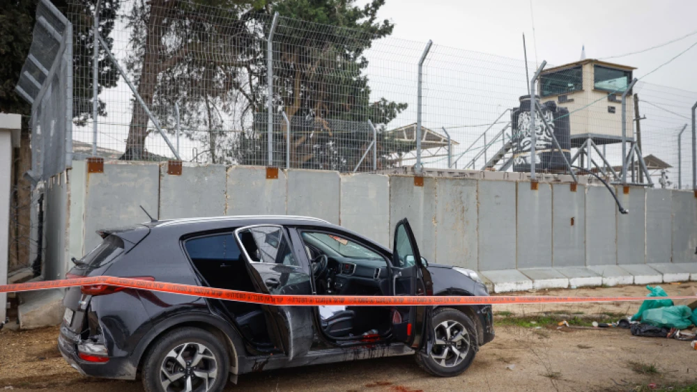 Israeli police officers near the vehicle of a terrorist who carried out a ramming attack just north of Jerusalem, Nov. 29, 2022. Credit: Olivier Fitoussi/Flash90.