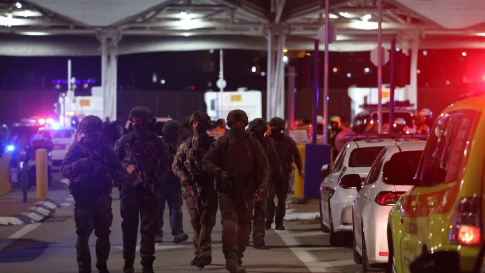A Border Police officer is critically hurt in a stabbing at the Shuafat checkpoint in northeastern Jerusalem, Feb. 13, 2023. Photo by Yonatan Sindel/Flash90.