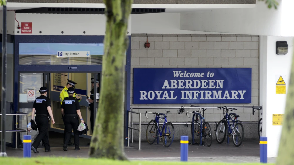 Police stand at the entrance to the Aberdeen Royal Infirmary in Aberdeen, Scotland, the U.K., on Aug, 16, 2012. Photo by Andy Buchanan / AFP) (Photo by ANDY BUCHANAN/AFP via Getty Images)