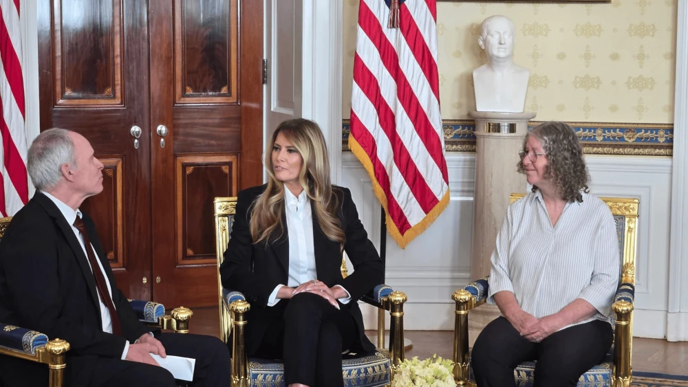 La primera dama Melania Trump se reúne con los rehenes liberados Keith y Aviva Siegel en la Casa Blanca, el 4 de febrero de 2026. Foto de Jonathan D. Salant.