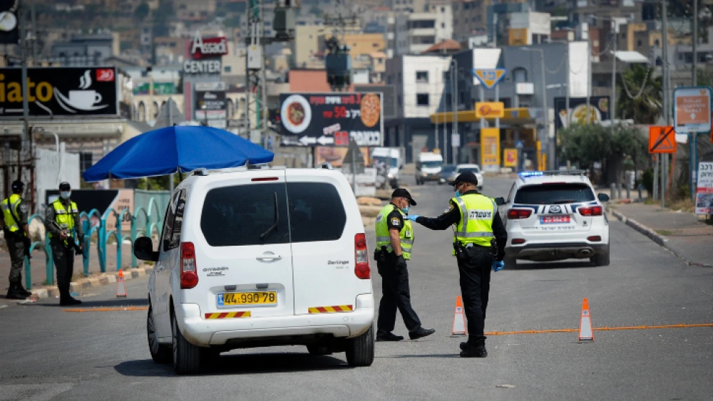 Israeli police at a temporary checkpoint in the northern Arab Israeli town of Deir al-Asad, on April 15, 2020. Photo by Basel Awidat/Flash90.