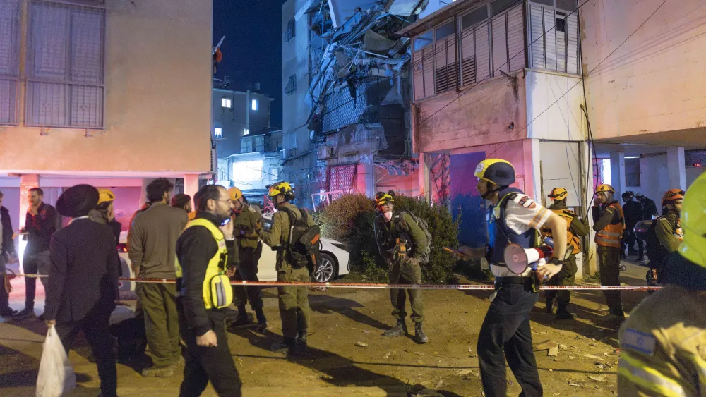 Israeli security and rescue forces at the scene where an Iranian attack caused damage in Bnei Brak, central Israel, March 24, 2026. Photo by Chaim Goldberg/Flash90.