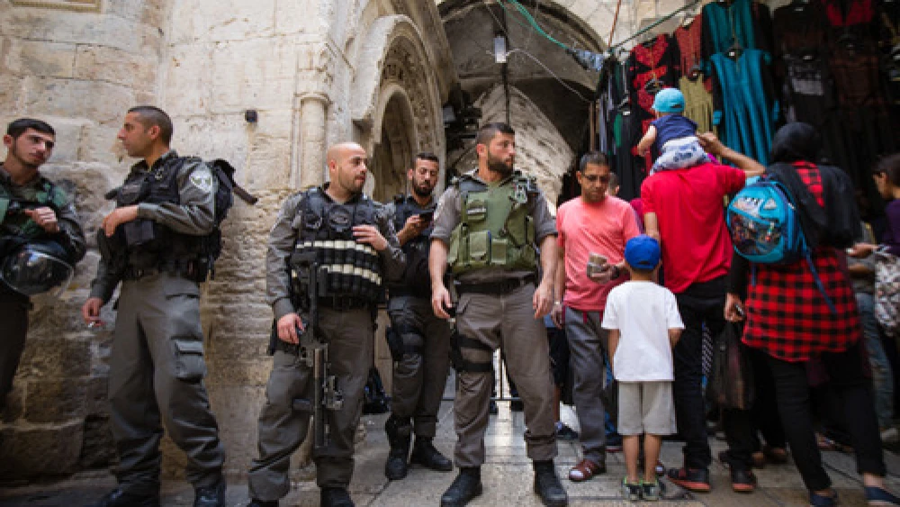 File photo: On April 24, 2017, Israeli police officers guard an entrance to Jerusalem's Temple Mount during the Passover holiday, when an increased number of Jews visit the holy site. Credit: Corinna Kern/Flash90.