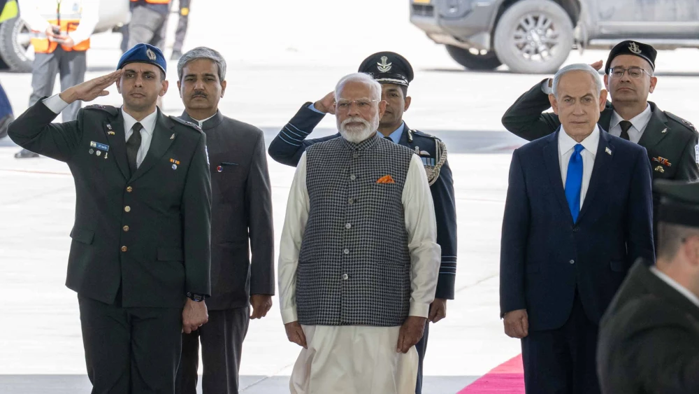 Narendra Modi stands alongside Israeli Prime Minister Benjamin Netanyahu