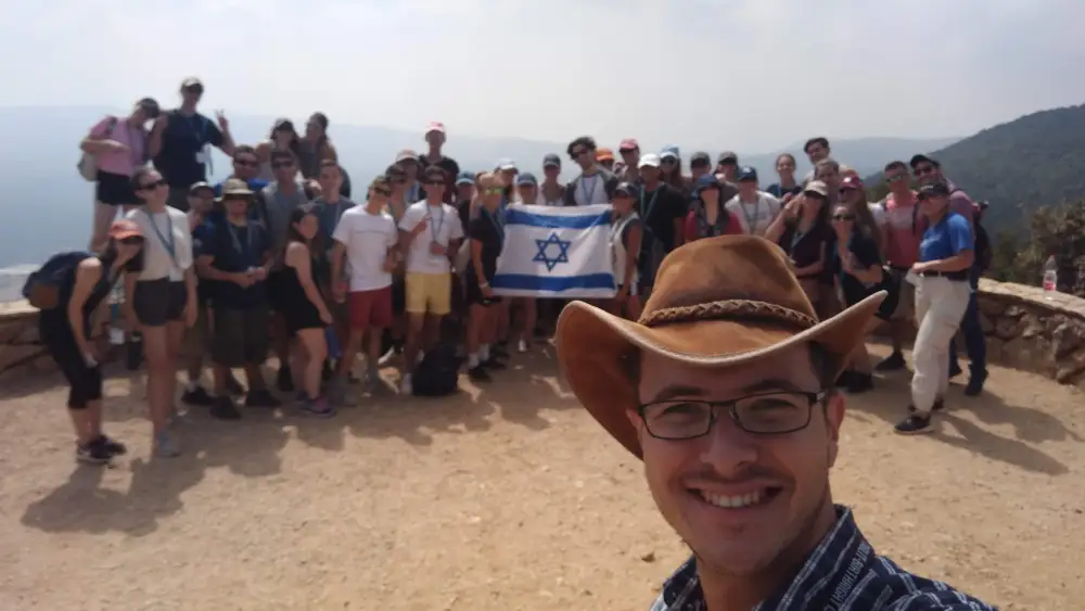 Tour guide Eiran Gordon with a group from Taglit Birthright before the coronavirus pandemic. Credit: Courtesy.