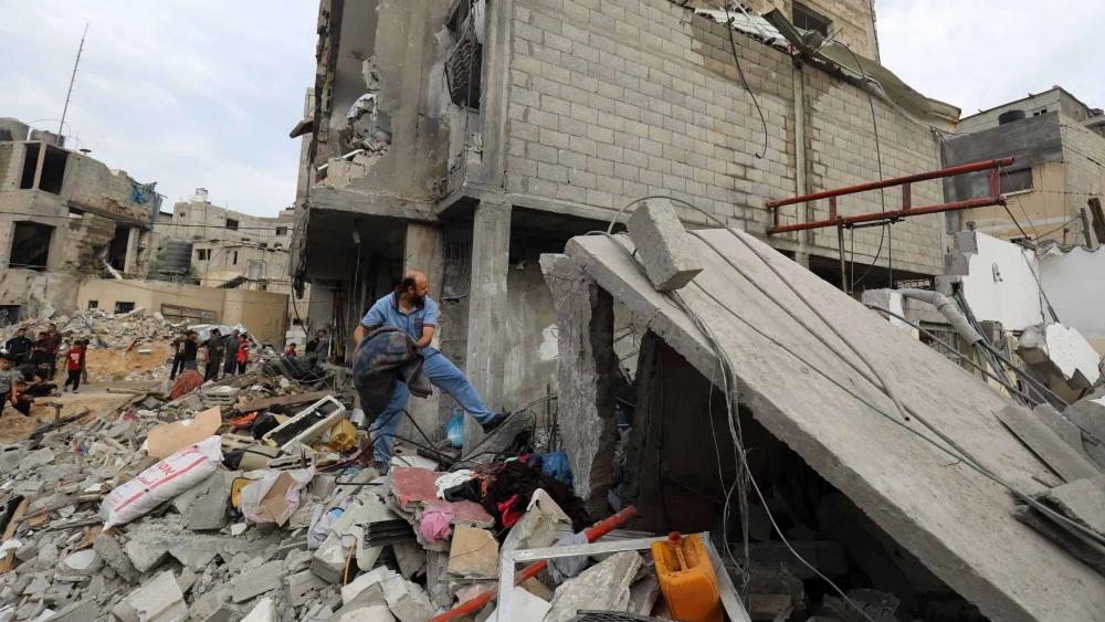 Palestinians inspect a house destroyed in an Israeli airstrike in the city of Rafah in the Gaza Strip on Oct. 9, 2023. Credit: Abed Rahim Khatib/Flash90.