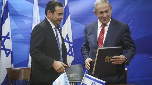 Israeli Prime Minister Benjamin Netanyahu (right) meets with Guatemalan President Jimmy Morales in Jerusalem, Nov. 29, 2016, on the 69th anniversary of Guatemala’s key role in the diplomatic events that laid the foundation for the state of Israel’s creation. Credit: Marc Israel Sellem/POOL/Flash90.