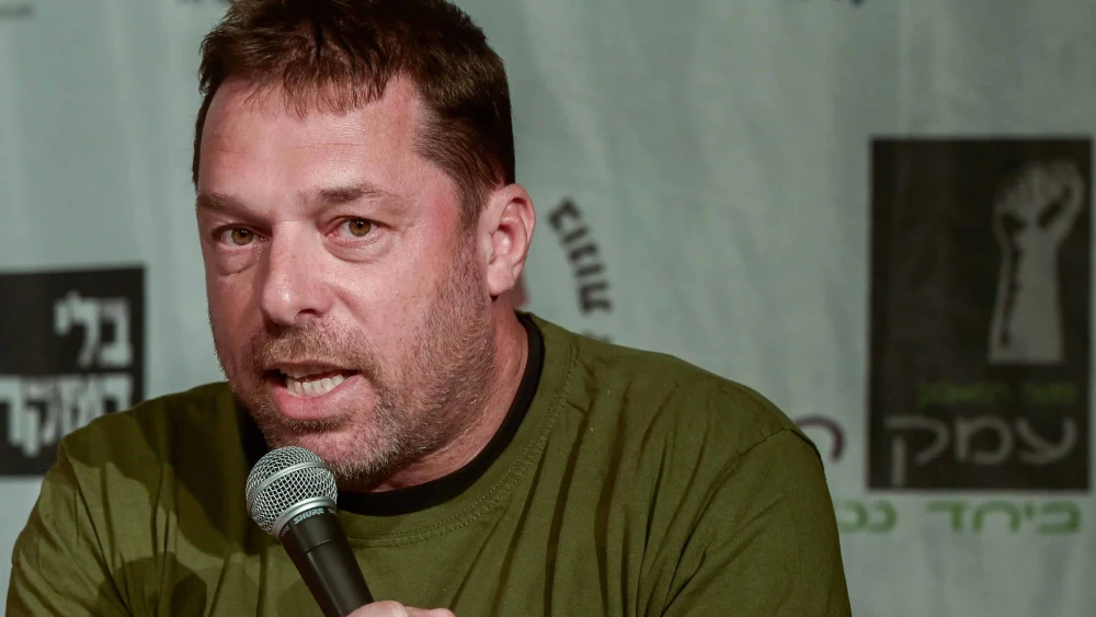Anti-government protest leader IDF Sgt.-Maj. (res.) Eyal Naveh holds a press conference in Tel Aviv, Aug. 28, 2023. Photo by Avshalom Sassoni/Flash90.