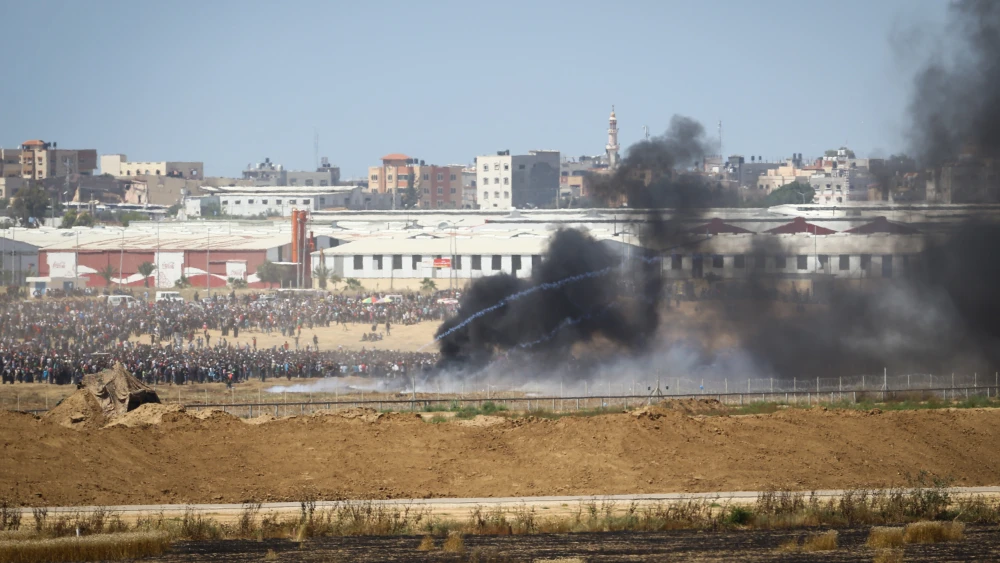 Thousands of Palestinians protest by the border fence, as seen from the Israeli side, on the same day that the new U.S. embassy opened in Jerusalem on May 14, 2018. Photo by Flash90.