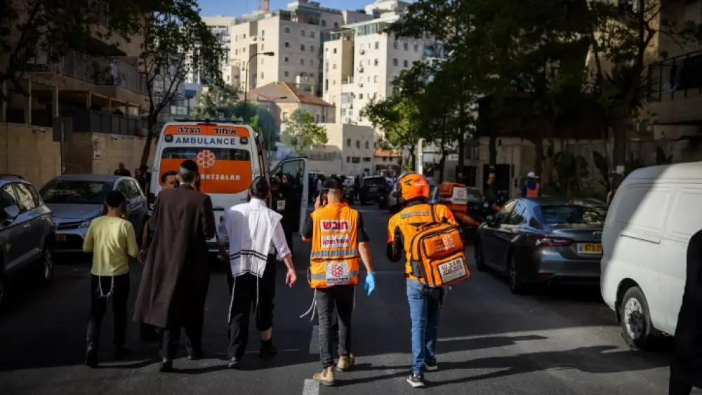 Security personnel at the scene of a car-ramming attack in Jerusalem that wounded two Israelis, April 22, 2024. Photo by Chaim Goldberg/Flash90.