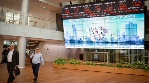 Screens show falling stocks at the Tel Aviv Stock Exchange, Dec. 23, 2018. Photo by Miriam Alster/Flash90.