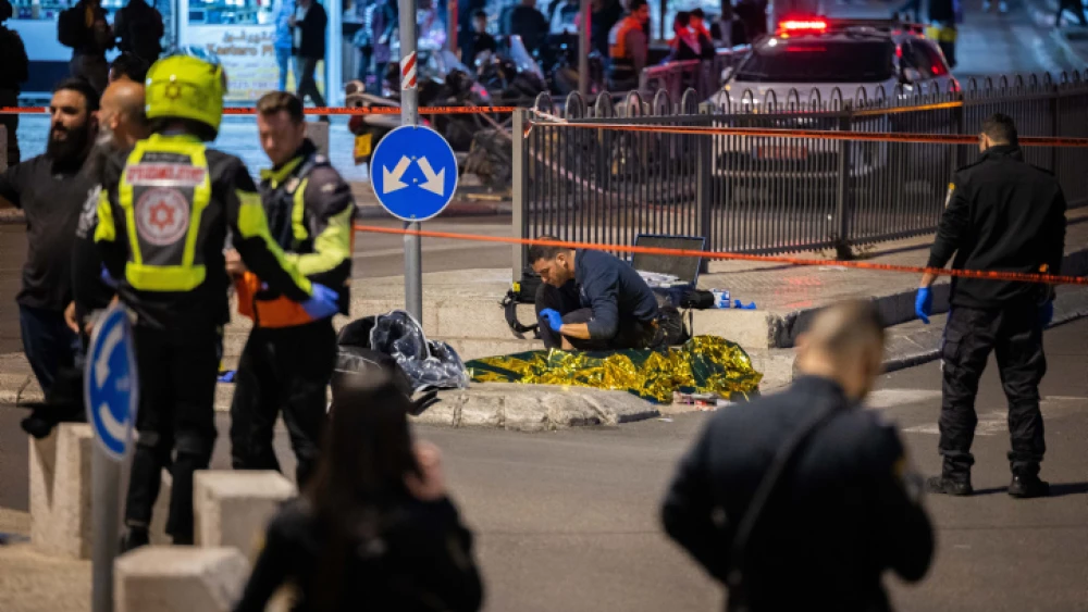 Israeli security forces at the scene of a terror attack outside Damascus Gate in Jerusalem's Old City, on Dec. 4, 2021. Photo by Yonatan Sindel/Flash90.