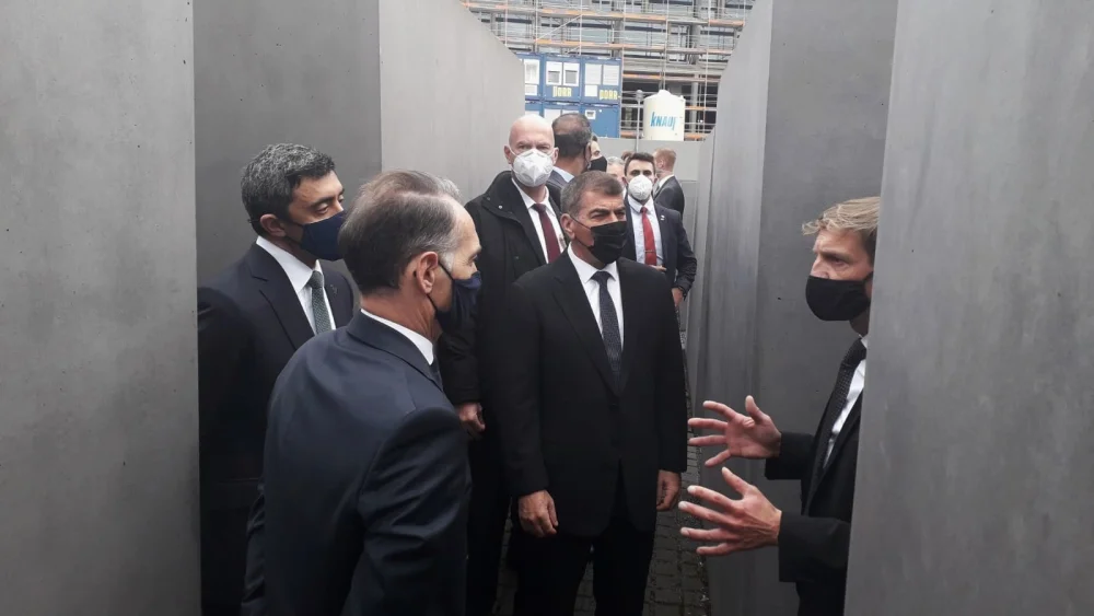 Israeli Foreign Minister Gabi Ashkenazi (center), United Arab Emirates Foreign MInister Sheikh Abdullah bin Zayed bin Sultan Al Nahyan (left) and German Foreign MInister Heiko Maas (second from left) visit the Memorial to the Murdered Jews of Europe in Berlin, Germany, on Oct. 6, 2020. Source: Twitter.