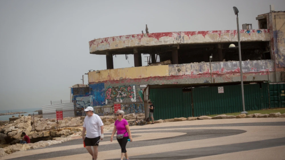 The remains of the Dolphinarium, by the beach in Tel Aviv, May 10, 2018. Photo by Miriam Alster/Flash90.