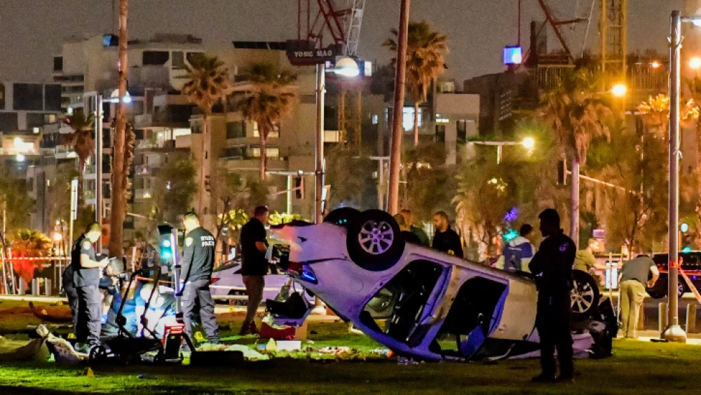 Israeli security forces at the scene of a deadly terrorist attack in Tel Aviv on April 7, 2023. Photo by Avshalom Sassoni/Flash90.