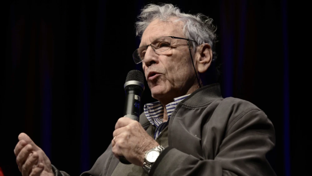 Author Amos Oz speaks at the 85th birthday celebration of Israeli artist Dani Caravan, at the Tzavta Theater in Tel Aviv on Dec.18, 2015. Photo by Tomer Neuberg/Flash90.