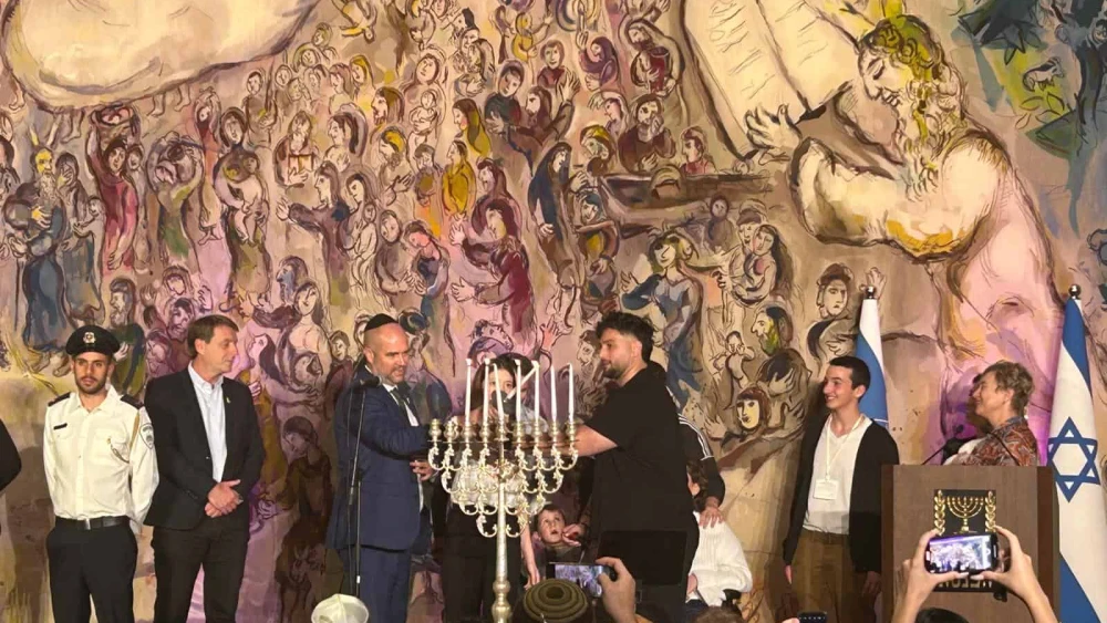 Knesset Speaker Amir Ohana (left) lights Chanukah candles at the ceremony. Photo by Amelie Botbol.